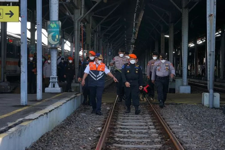 KAI bersama Ditjen Perkeretaapian Kementerian Perhubungan dan stakeholder lainnya melaksanakan kegiatan Ramp Check atau inspeksi keselamatan Standar Pelayanan Minimum. (dok KAI Daop IV Semarang.)