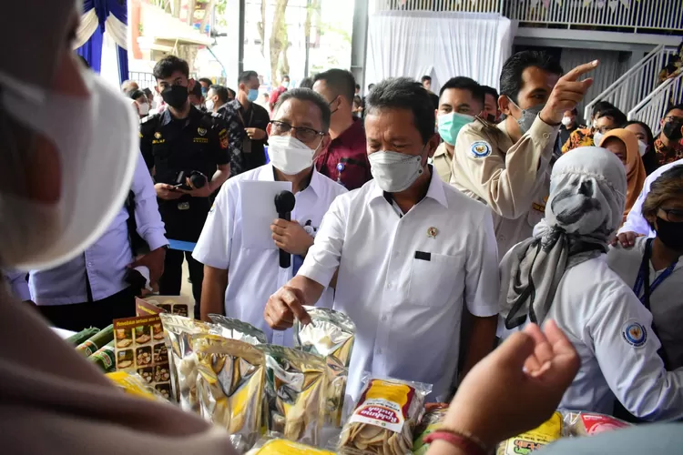 Menteri Kelautan dan Perikanan  Sakti Wahyu Trenggono didampingi Plt BKIPM Hari Maryadi dalam kunjungan di kampung nelayan di Gresik terus memberi dukungan terhadap keberadaan UMKM  (BKIPM )