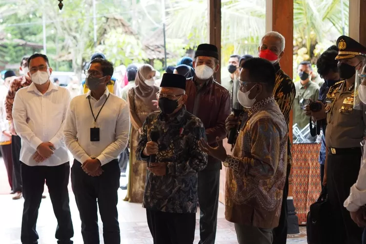 Wapres Ma'ruf Amin dan Ketua Baznas  KH Noor Achmad menyerahkan  bantuan kepada para santriprenuer di Magelang, Kamis (21/4/2022). (Magelang Baznas)
