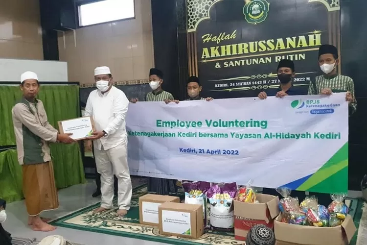  Suasana saat penyerahan bantuan dalam program employee volunteering di Yayasan Al Hidayah Kota Kediri