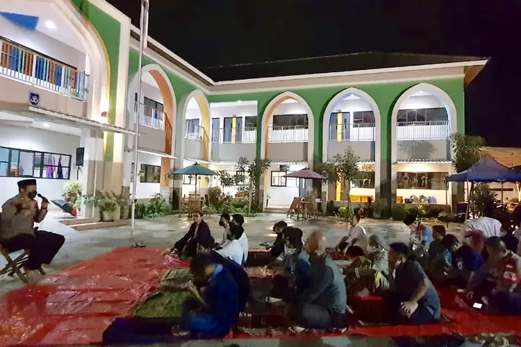 Kepala Kepolisian Sektor Baleendah, Kompol Sungkowo, S.H., M.H. , ketika memberikan ceramah dihadapan sisawa-siswi SMP Prima Cendekia Islami - Foto: Dokumen PCI