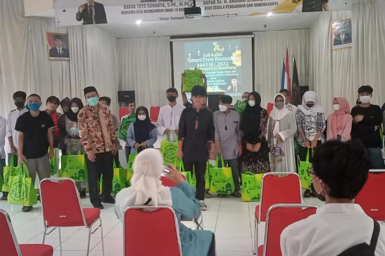 Guru dan Siswa SMAN 15 Bandung Berbagi Rantang Cinta (GoraJuara.com/Dok AKSI)