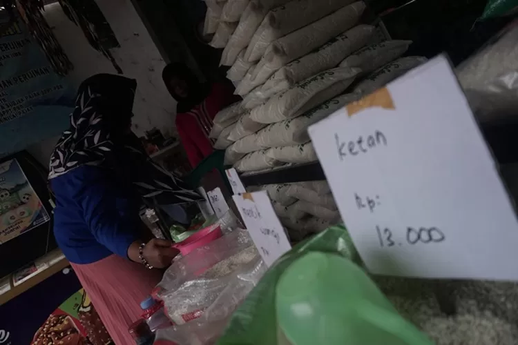 KPM Kota Pekalongan mencairkan BPNT melalui e-Warong berupa sembako senilai Rp200.000 periode April 2022.  (Kontributor Batang/Muslihun&nbsp;)