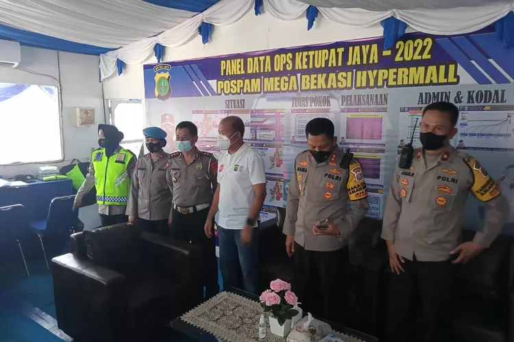 Kapolres Metro Bekasi Kota Tinjau Pospam Dan Posyan Operasi Ketupat Jaya 2022. (FOTO: Humas Polres )