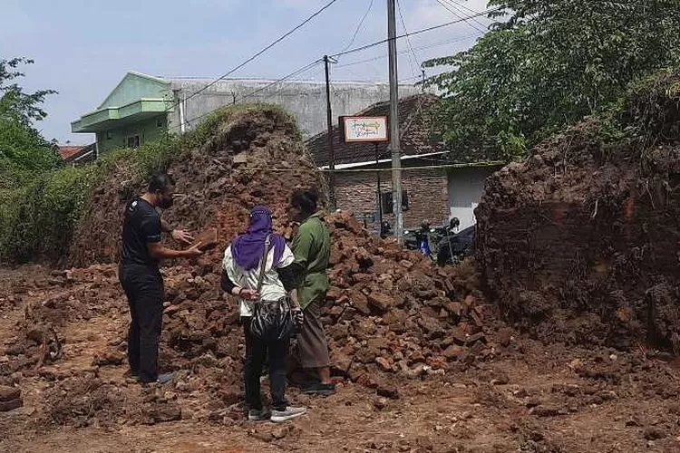 Penampakan tembok bekas Keraton Kartasura yang dijebol pemilik lahan (Endang Kusunastuti)