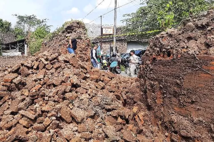 Penampakan tembok bekas Keraton Kartasura yang dirobohkan pemilik lahan (Endang Kusumastuti)