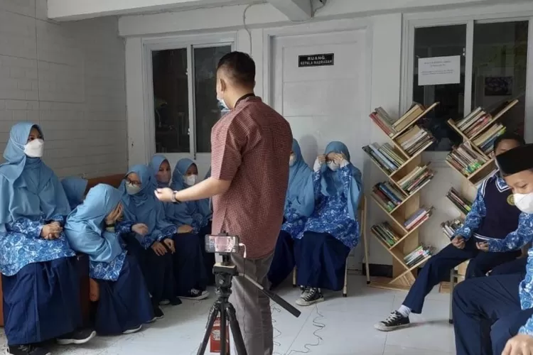 Badul Rozak (tengah) memberikan intruksi sebelum syuting berlansgung -  