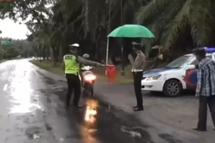 Pembagian takjil dikira razia ( gorajuara.com/Instagram @semuaislam.id)