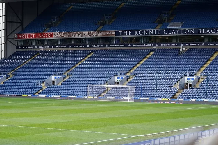 Stadion di Inggris, menampung 1000 umat muslim untuk shalat Ied (Twitter/ @Rovers)