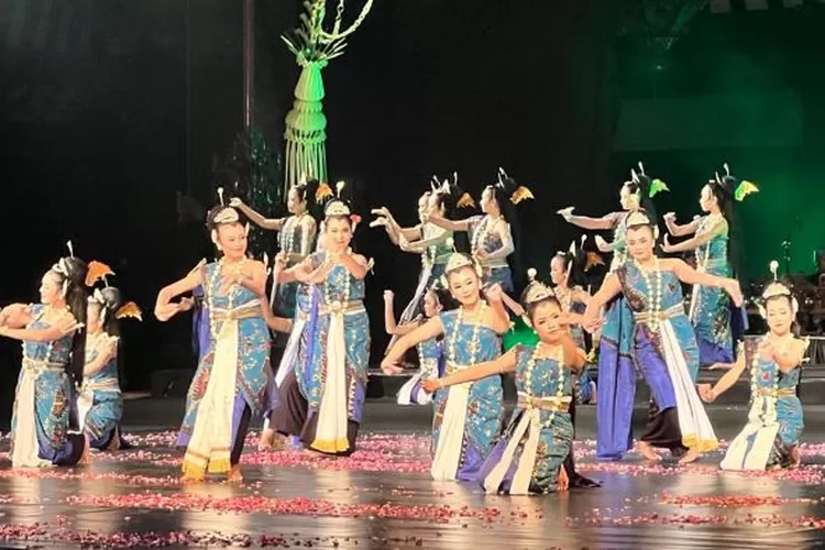 Sanggar Greget Semarang menggelar pertunjukkan tari bertajuk "Tanda Tresno" di Pendopo Ageng Taman Budaya Jawa Tengah (TBJT) Surakarta, Sabtu 23 April 2022.  (istimewa)