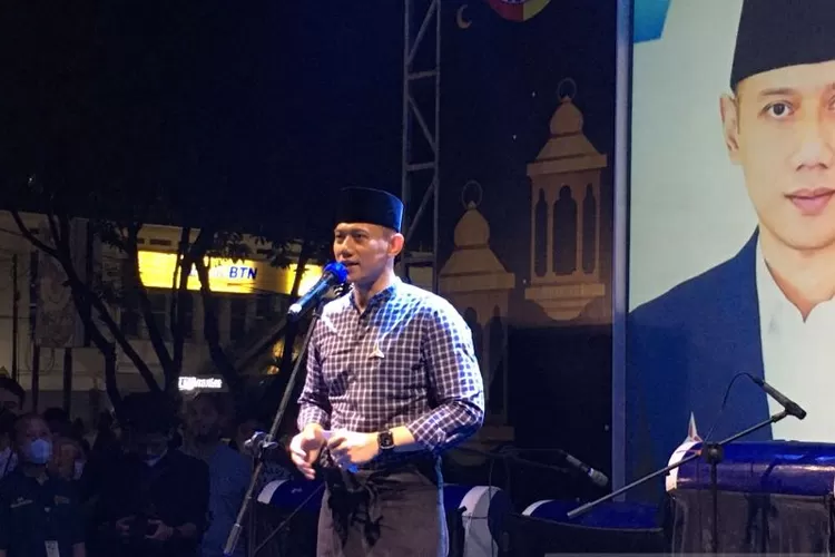  Ketua Umum DPP Partai Demokrat Agus Harimurti Yudhoyono (AHY) saat berkunjung di Kabupaten Jember, Jawa Timur, Sabtu (23/4/2022) malam. ( ANTARA/Zumrotun Solichah)