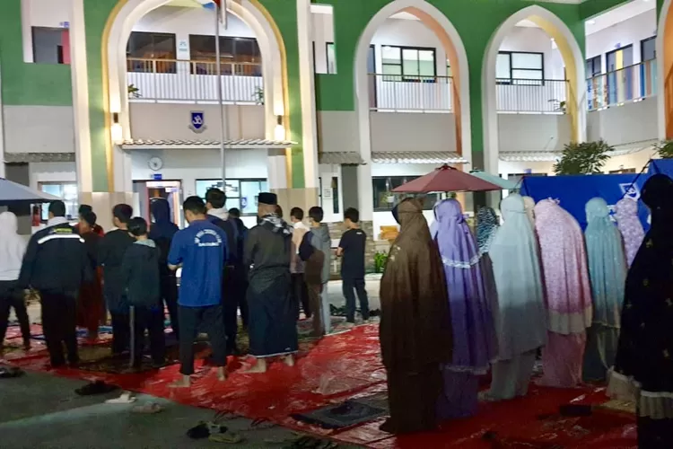 Siswa-siswi SMP Prima Cendekia Islami mengikutu kegiatan MABIP PCI dengan melakukan sholat Isya dan taraweh berjamaah di halaman sekolah - Foto: Dokumen PCI