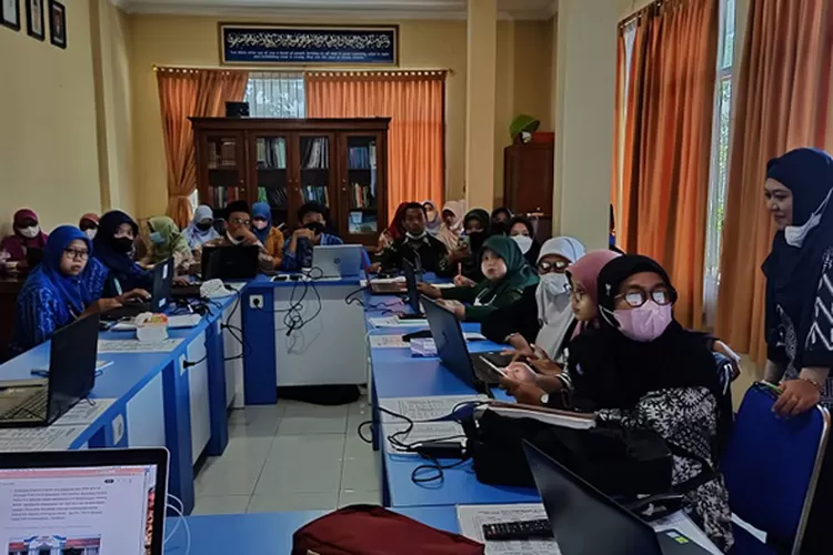 Suasana pelatihan pemanfaatan media sosial dan media massa untuk strategi promosi sekolah.  (Foto: Dok BHP UMY )