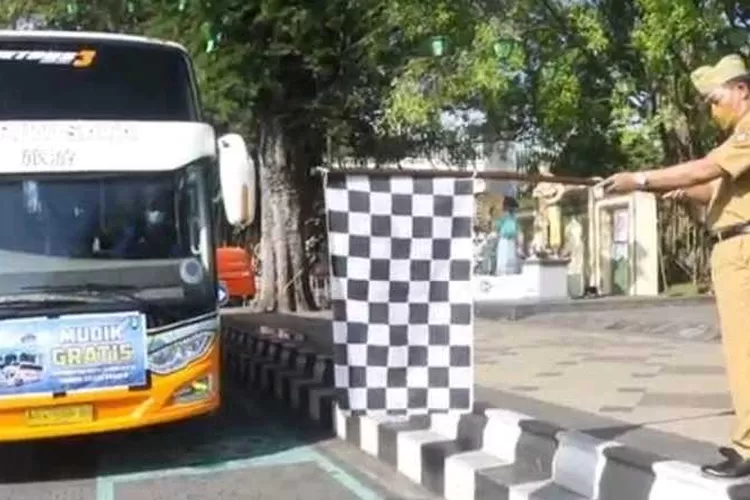 Wakil Wali Kota Solo Teguh Prakosa memberangkatkan bus menjemput pemudik di Jakarta (Endang Kusumastuti)