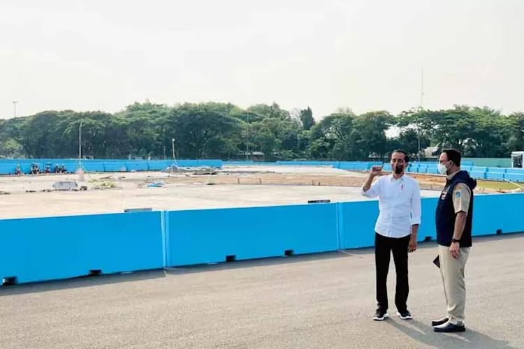 Presiden Jokowi didampingi Gubernur DKI Jakarta Anies Baswedan saat meninjau Sirkuit Formula E, Senin 25 April 2022 di Ancol. (Foto: BPMI Setpres/Laily Rachev)
