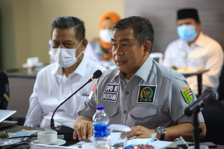 Ketua Pansus BLBI DPD RI Bustami Zainudin (kiri) didampingi Staf Ahli Pansus BLBI DPD, Hardjuno Wiwoho.  (Dokumen DPD RI)