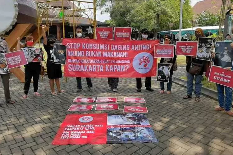 Aktivis Dog Meat Free Indonesia menggelar aksinya di depan Balai Kota Solo (Endang Kusumatuti)