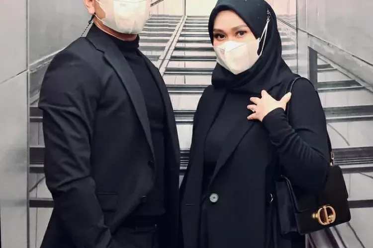 Septia, istri Putra Siregar yang ditetapkan menjadi tersangka kasus pengeroyokan Nur Alamsyah buka suara. Menurutnya, suaminya adalah korban. (Instagram @septiasiregar17)