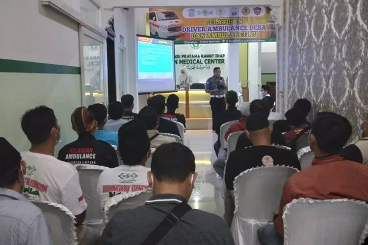 Kepala Urusan Pembinaan Operasi Satuan Lalu lintas, Ipda Danang Primayanto saat memberikan materi penyuluhan kepada para sopir ambulance desa dan Ormas.  (dok)
