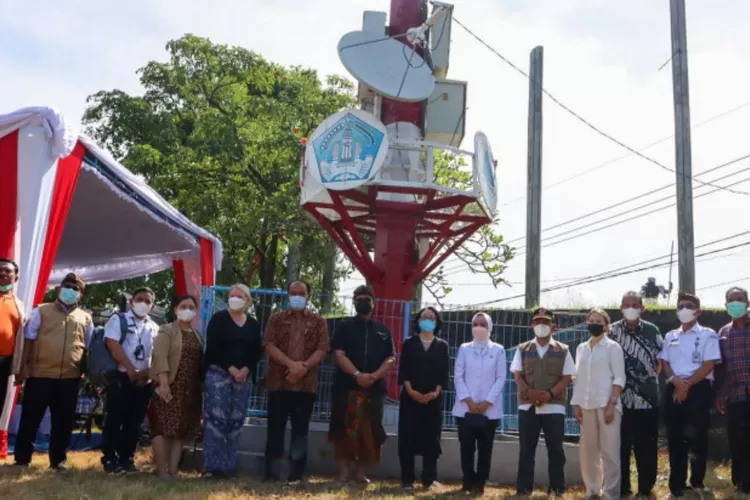 Utusan Khusus PBB untuk Pengurangan Risiko Bencana Mami Mizutori mengunjungi fasilitas sirine menjadi bagian dari sistem peringatan dini tsunami yang ditempatkan di kawasan Serangan, Denpasar, Provinsi Bali, pada Sabtu (23/4) (bnpb.go.id)