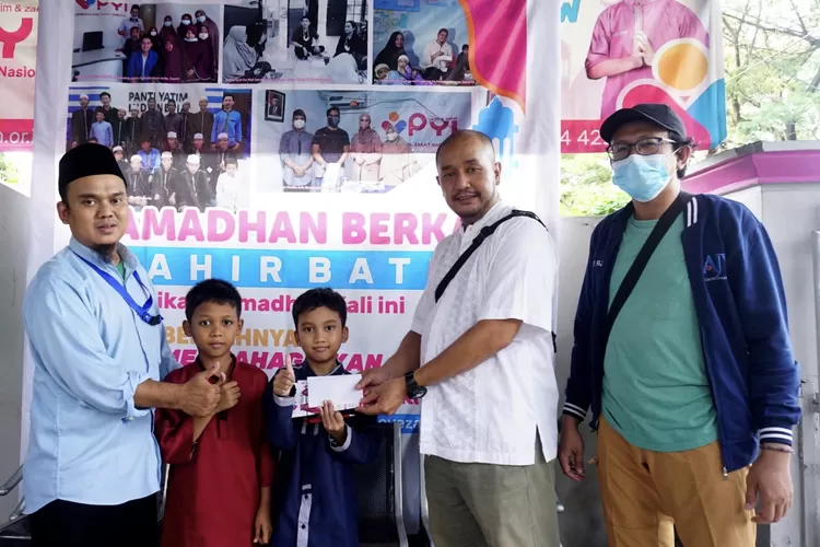 Ketua Kotret Adrianto secara simbolik memberikan santuna kepada anak yatim - Foto: Istimewa