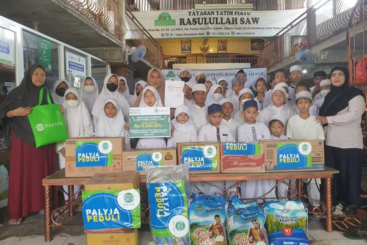 Puluhan anak yatim dan warga duafa menerima paket ramadan bahagia dati Baznas RI di wilayah Tangerang, Minggu (24/4/2022).