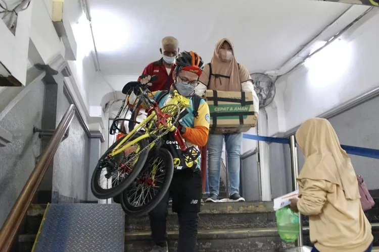 Lukman peserta Mudik Gowes 2022 asal Mampang, Jakarta Selatan nampak sedang menggotong sepeda untuk melajukan perjalan ke Surabaya - Foto: Henry Lukmanul Hakim