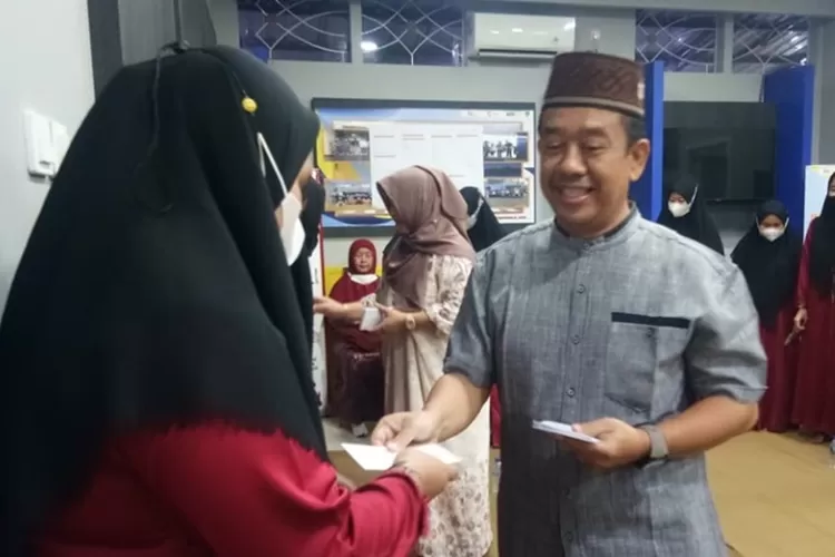 Direktur PT BPR&nbsp; Bapera Kabupaten Batang, Aji Setya Budi menyerahkan santunan anak yatim piatu.&nbsp; (dok)