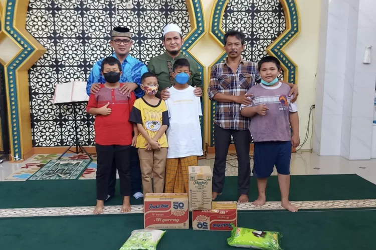 Ketua Bidang Sosial Asperindo H. Junaidi Sumardi (mengenakan batik Aseperindo dan peci) ketika memberikan santunan paket sembako ke Yayasan Yatim An Nur Bekasi - Foto: Dokumen Asperindo