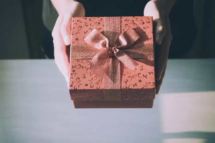  10 Ide Hadiah yang Cocok Dibagikan Saat Lebaran Untuk Orang Tercinta Bisa Dijadikan Referensi ( Foto oleh Porapak Apichodilok dari Pexels)