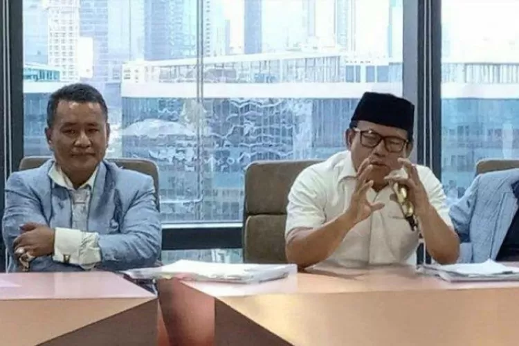 Hotman Paris Hutapea didampingi pengacara Sugeng Teguh Santoso dan Marzuki memberikan keterangan pers. (Dok DPN)