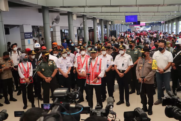 Kapolda Metro Jaya Irjen M Fadil Imran mendampingi Menhub Budi Karya mengunjungi pelayanan arus mudik di stasiun dan terminal (Sadono)
