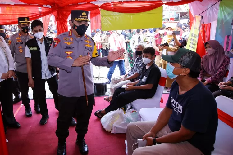 Kapolri Jenderal Pol Listyo Sigit Prabowo berbincang dengan pemudik di Rest Area km 57 Tol Jakarta-Cikampek (Humas Polri)