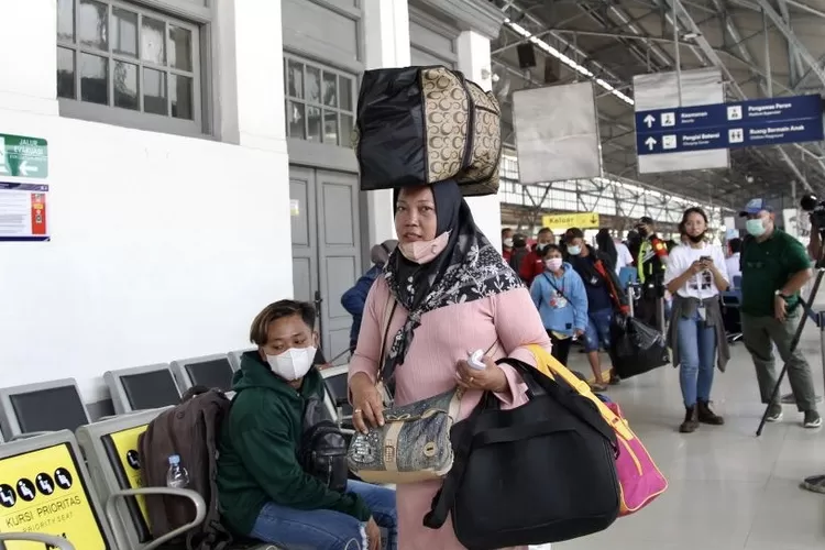 [Ilustrasi] Pemudik yang hendak pulang ke kampung halaman dengan menaiki kereta api _ Foto: Henry Lukmanul Hakim