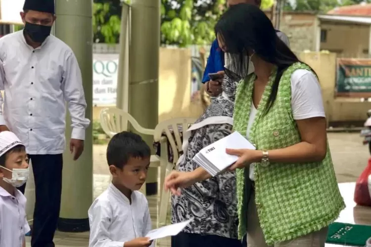 Direktur Utama PT. Tiki Yulina Hastuti tengah menyantuni anak yatim di Rumah Yatim Fadhilah Ihsan di daerah Pondok Ranggon Jakarta Timur - Foto: Tangkap layar instgram @yulinahastuti