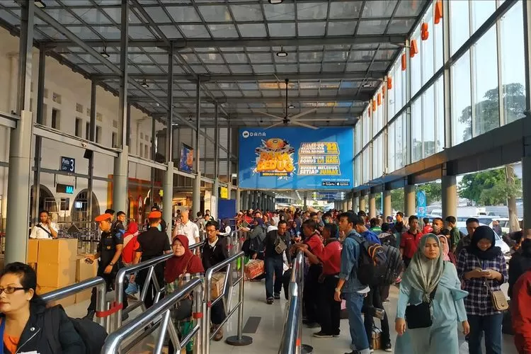 Suasana mudik di Stasiun Pasar Senen. 