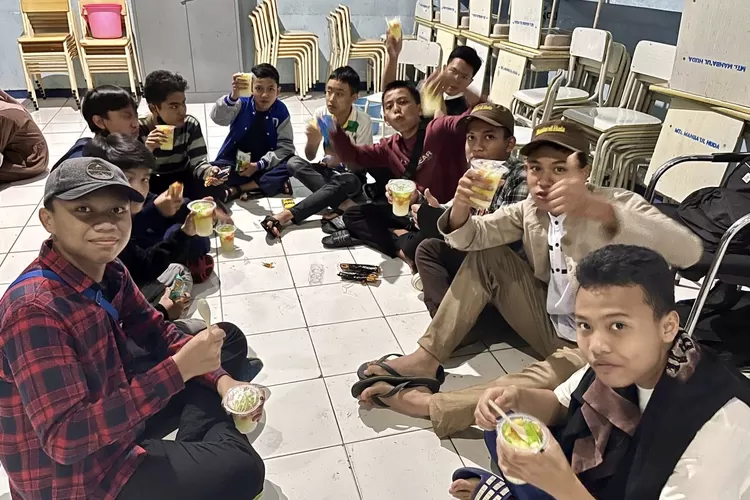 Santri Pesantren Persatuan Islam 110 Manbaul Huda tengah berbpuka buasa bersama di pesantren - Foto: Dokumen Manbaul Huda