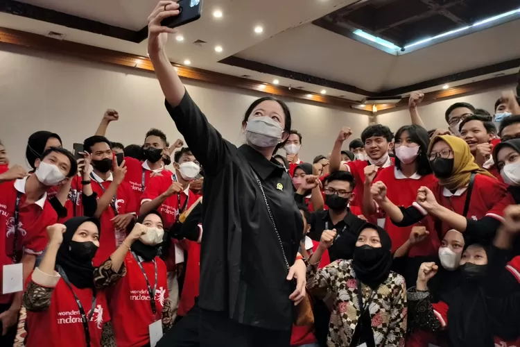 Ketua DPR RI Puan Maharani berfoto bersama sejumlah mahasiswa saat menghadiri Bimbingan Teknis Pemasaran Ekonomi Kreatif untuk Mahasiswa penerima Kartu Indonesia Pintar (KIP) Kuliah di The Sunan Hotel, Solo, Selasa (26/4/2022).  (Dokumen)