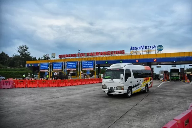 Gerbang Tol Kalikangkung. Mudik dari Jakarta ke Semarang lewat jalan tol? Segini saldo e-toll yang harus disiapkan untuk sekali jalan. (Ayosemarang.com/ Audrian Firhannusa)