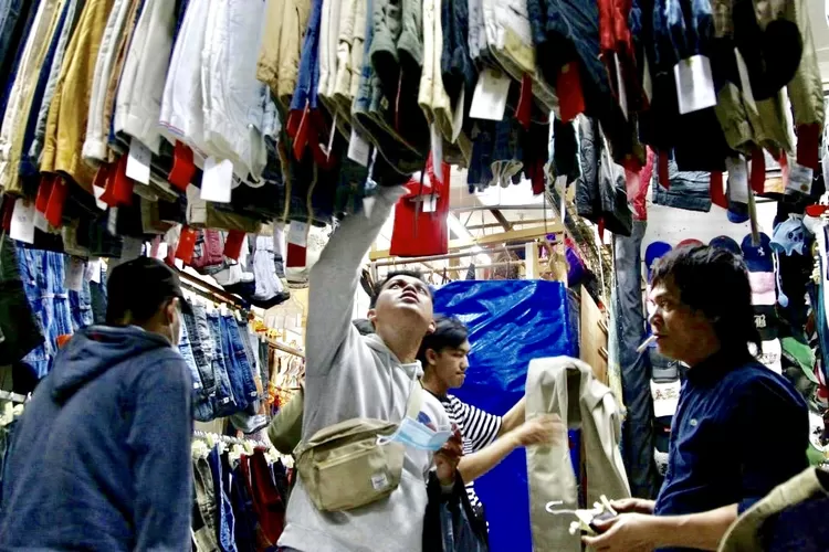 Sejumlah warga nampak sedang memilih-milih pakaian bekas import di Pasar Senen, Jakarta Pusat - Foto: Henry Lukmanul Hakim