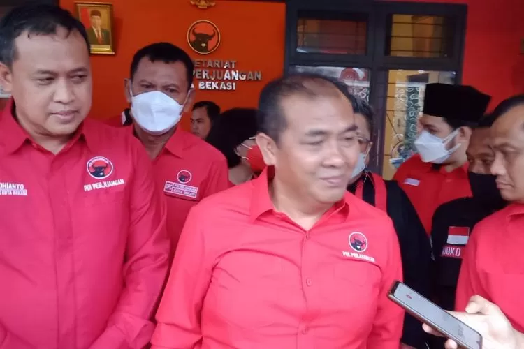 Plt Tri Adhianto (kiri) saat mendampingi Syukur Nababan (kanan) di kantor DPC PDI Perjuangan, Bekasi Timur. (FOTO: Dok/Suarakarya.id)