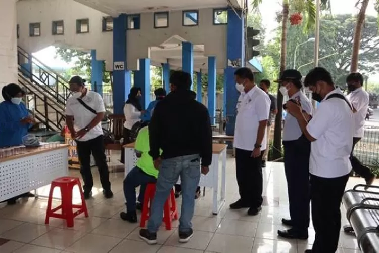 Badan Narkotika Nasional Provinsi (BNNP) Daerah Istimewa Yogyakarta menggelar tes urin bagi para sopir bus di Terminal Giwangan, Yogakarta, Kamis (28/4/2022).  (Foto: Humas BNNP DIY)
