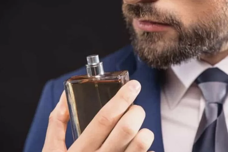 Illustrasi Rekomendasi 6 Parfum Pria Kalem, Wanginya Bikin Kaum Hawa Klepek-klepek. (Foto/Istimewa.)