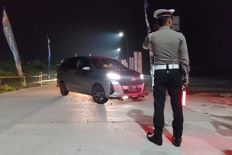 Petugas kepolisian mengatur sistem  buka tutup di rest area KM 338 A Pekalongan. (dok)