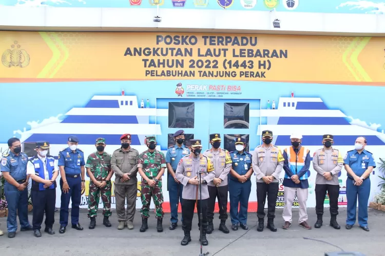 Kapolri Jenderal Pol Listyo Sigit Prabowo meninjau kesibukan pelayanan penumpang kapal di pelabuhan Tanjung Perak Surabaya  (Humas Polda Jatim)
