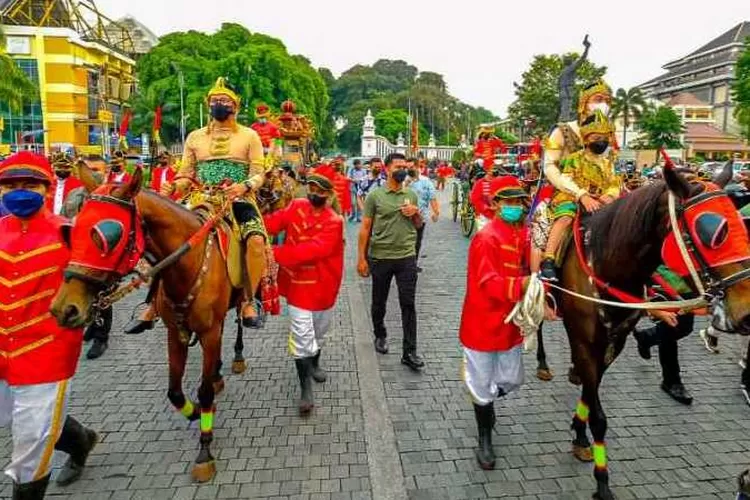 Menparekraf Sandiaga Uno, Wali Kota Solo Gibran Rakabuming Raka serta Jan Ethes naik kuda mengikuti kirab Solo Menari (Endang Kusumastuti)