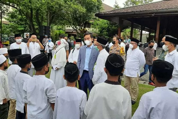 Baznas Kota Solo dan Wali Kota Solo berbagi ceria bersama anak yatim di Balai Kota Solo (Endang Kusumastuti)