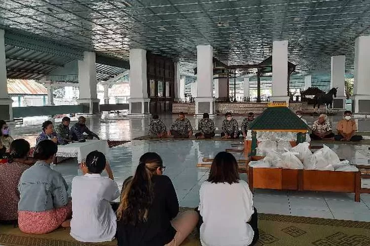 Lembaga Dewan Adat Keraton Surakarta menyerahkan zakat fitrah kepada abdi dalem di Pagelaran Keraton Surakarta (Endang Kusumastuti)