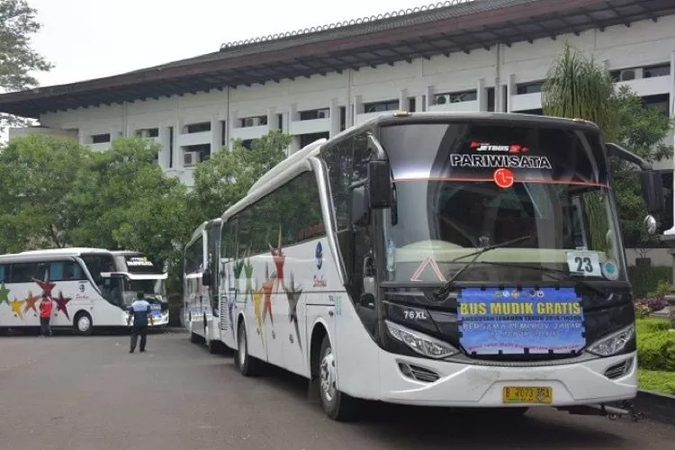 Ratusan armada bus siap mengantarkan warga Ibu Kota  mengikuti program  mudik gratis dari Pemprov DKI Jakarta, Jumat (29/4/2022).