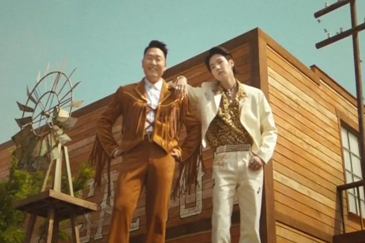 Psy dan Suga 'BTS' dalam Video Klip 'That That' (Tangkapan Layar Youtube Channel @officialpsy)